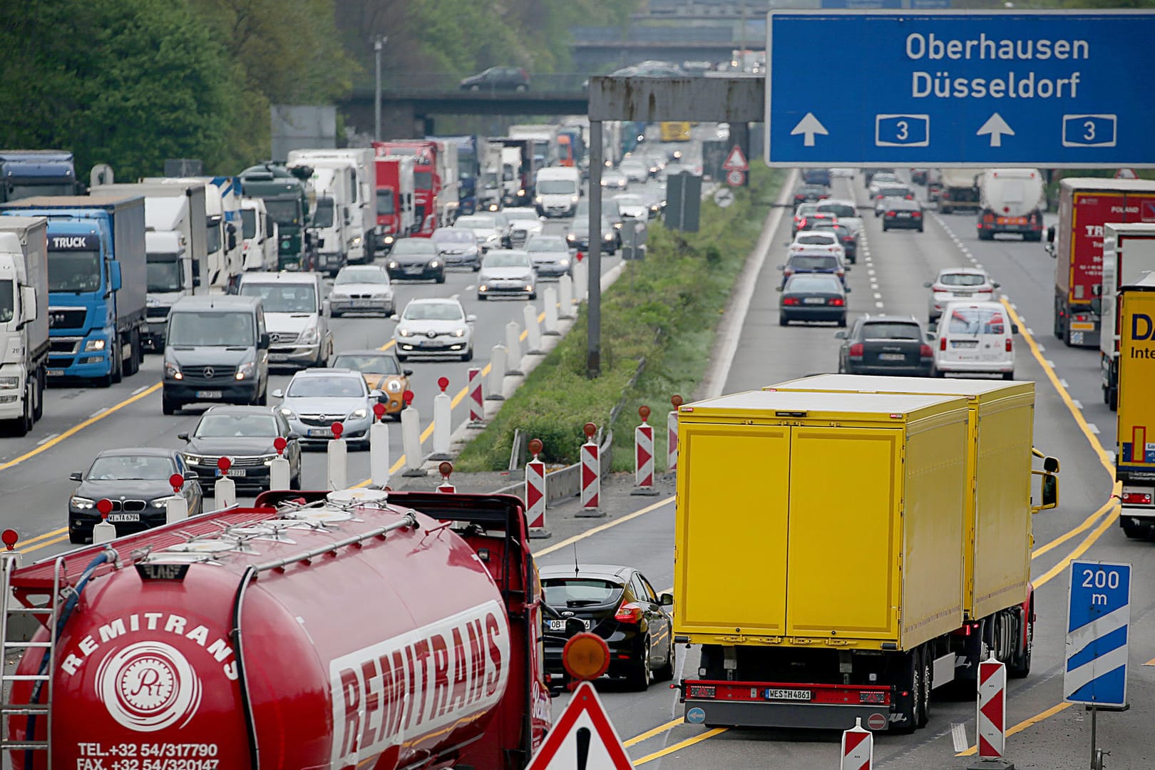 Stockender Verkehr auf der A3 bei Köln: Die Spur in Richtung Frankfurt ist bei Rösrath nach einem Unfall gesperrt.