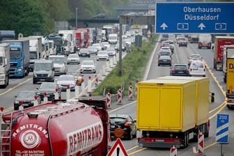 Stockender Verkehr auf der A3 bei Köln: Die Spur in Richtung Frankfurt ist bei Rösrath nach einem Unfall gesperrt.