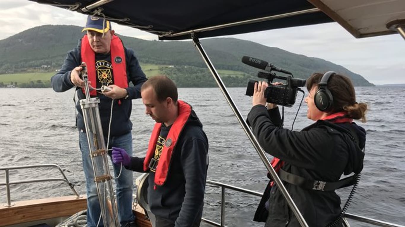 Ein Forscherteam um den neuseeländischen Professor Neil Gemmell (l) nahm Wasserproben aus dem Loch Ness.