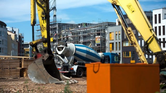 Die Bundesregierung will laut Koalitionsvertrag bis 2020 mindestens zwei Milliarden Euro in den sozialen Wohnungsbau stecken. Die Bundesregierung will laut Koalitionsvertrag bis 2020 mindestens zwei Milliarden Euro in den sozialen Wohnungsbau stecken.