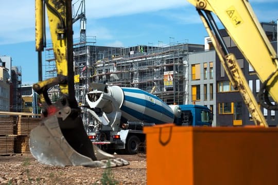 Die Bundesregierung will laut Koalitionsvertrag bis 2020 mindestens zwei Milliarden Euro in den sozialen Wohnungsbau stecken.