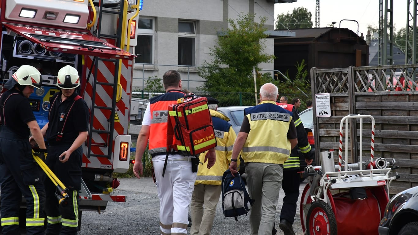 Sanitäter und Notfallseelsorger auf dem Weg zum Bahnhof Darmstadt-Kranichstein: Die Helfer können nur noch die Freunde des verunglückten Jungen betreuen.