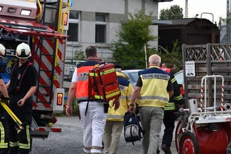 Sanitäter und Notfallseelsorger auf dem Weg zum Bahnhof Darmstadt-Kranichstein: Die Helfer können nur noch die Freunde des verunglückten Jungen betreuen.