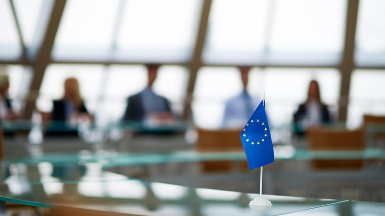 Europaflagge vor Verhandlungsrunde: Die EU soll ein zeitgemäßes Urheberrecht bekommen. Kritiker sehen in dem Gesetzentwurf eine Gefahr für das freie Internet.