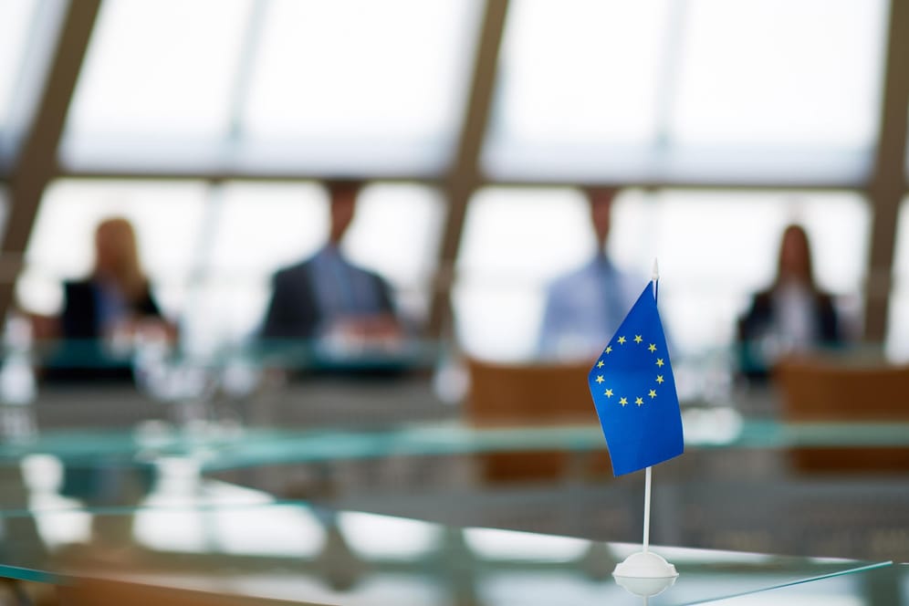 Europaflagge vor Verhandlungsrunde: Die EU soll ein zeitgemäßes Urheberrecht bekommen. Kritiker sehen in dem Gesetzentwurf eine Gefahr für das freie Internet.