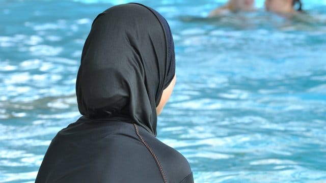 Als "Blödsinn" bezeichnete Giffey Behauptungen, sie sei für das Verteilen sogenannter Burkinis an Schulen. Als "Blödsinn" bezeichnete Giffey Behauptungen, sie sei für das Verteilen sogenannter Burkinis an Schulen.
