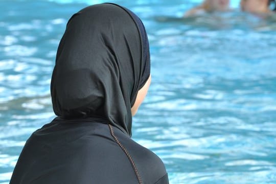 Als "Blödsinn" bezeichnete Giffey Behauptungen, sie sei für das Verteilen sogenannter Burkinis an Schulen.