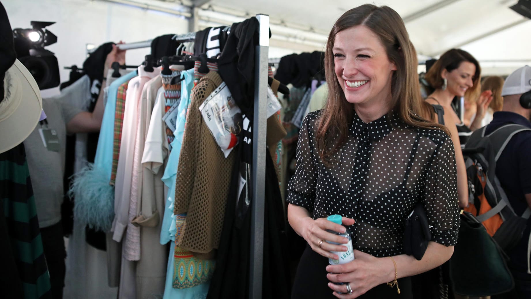 Sympathisches Strahlen: Alexandra Maria Lara besucht den Backstage-Bereich der Riani-Show auf der Fashion Week.