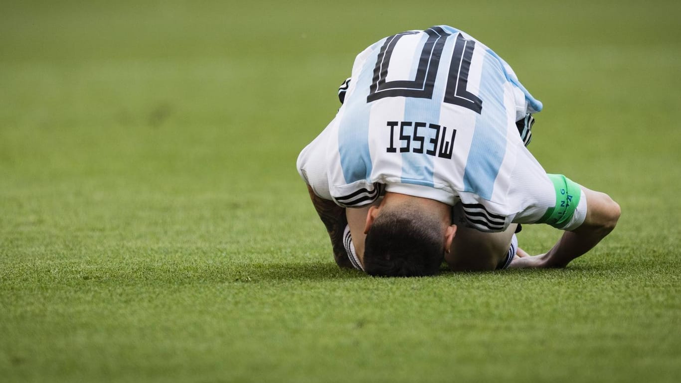Totale Enttäuschung: Argentiniens Super Lionel Messi nach dem Aus im Achtelfinale gegen Frankreich am Boden. Ob Messi seine Nationalmannschaftskarriere fortsetzt ist weiter unklar.
