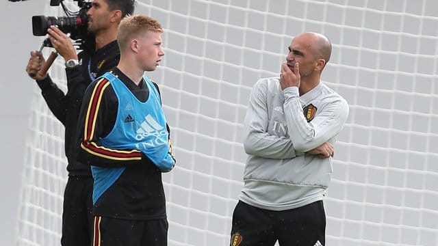 Belgiens Cheftrainer Roberto Martínez im Gespräch mit Kevin De Bruyne.