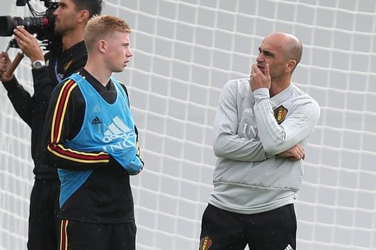 Belgiens Cheftrainer Roberto Martínez im Gespräch mit Kevin De Bruyne.