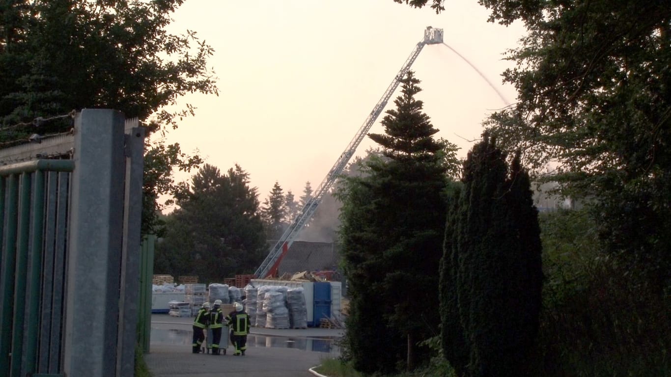 Feuerwehreinsatz in Lingen: Nach einem Brand in einer Chemiefabrik haben Polizei und Feuerwehr die Situation wieder unter Kontrolle.