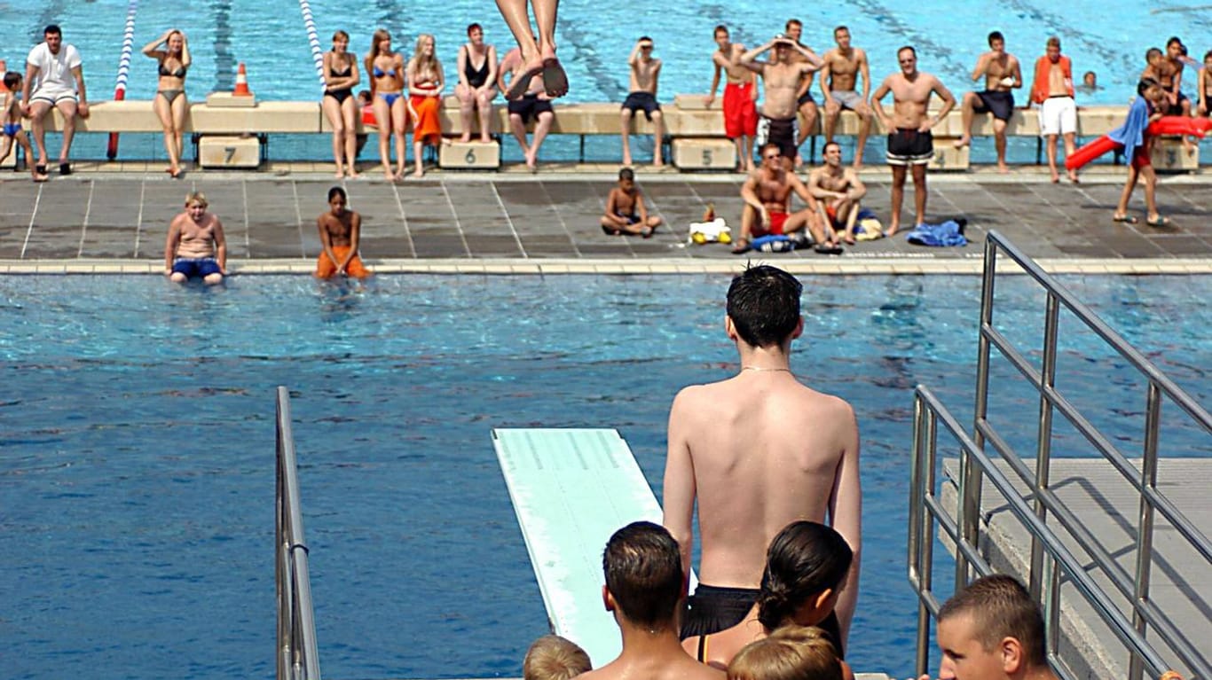 Hochbetrieb im Freibad: Bei sommerlichen Temperaturen zieht es viele Menschen in das Schwimmbad am Olympiastadion in Berlin.