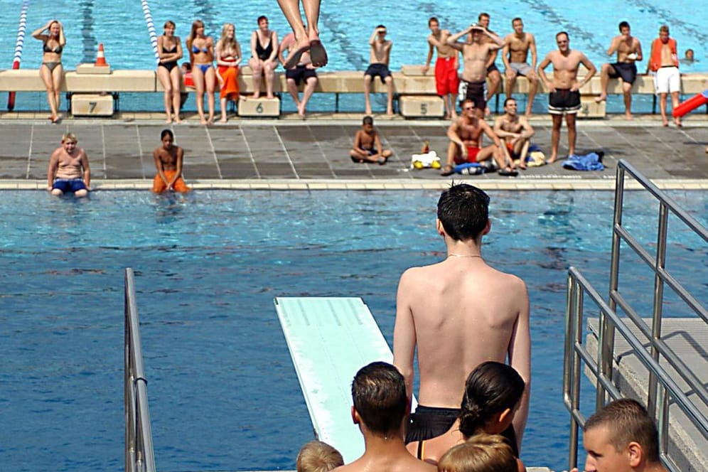Hochbetrieb im Freibad: Bei sommerlichen Temperaturen zieht es viele Menschen in das Schwimmbad am Olympiastadion in Berlin.