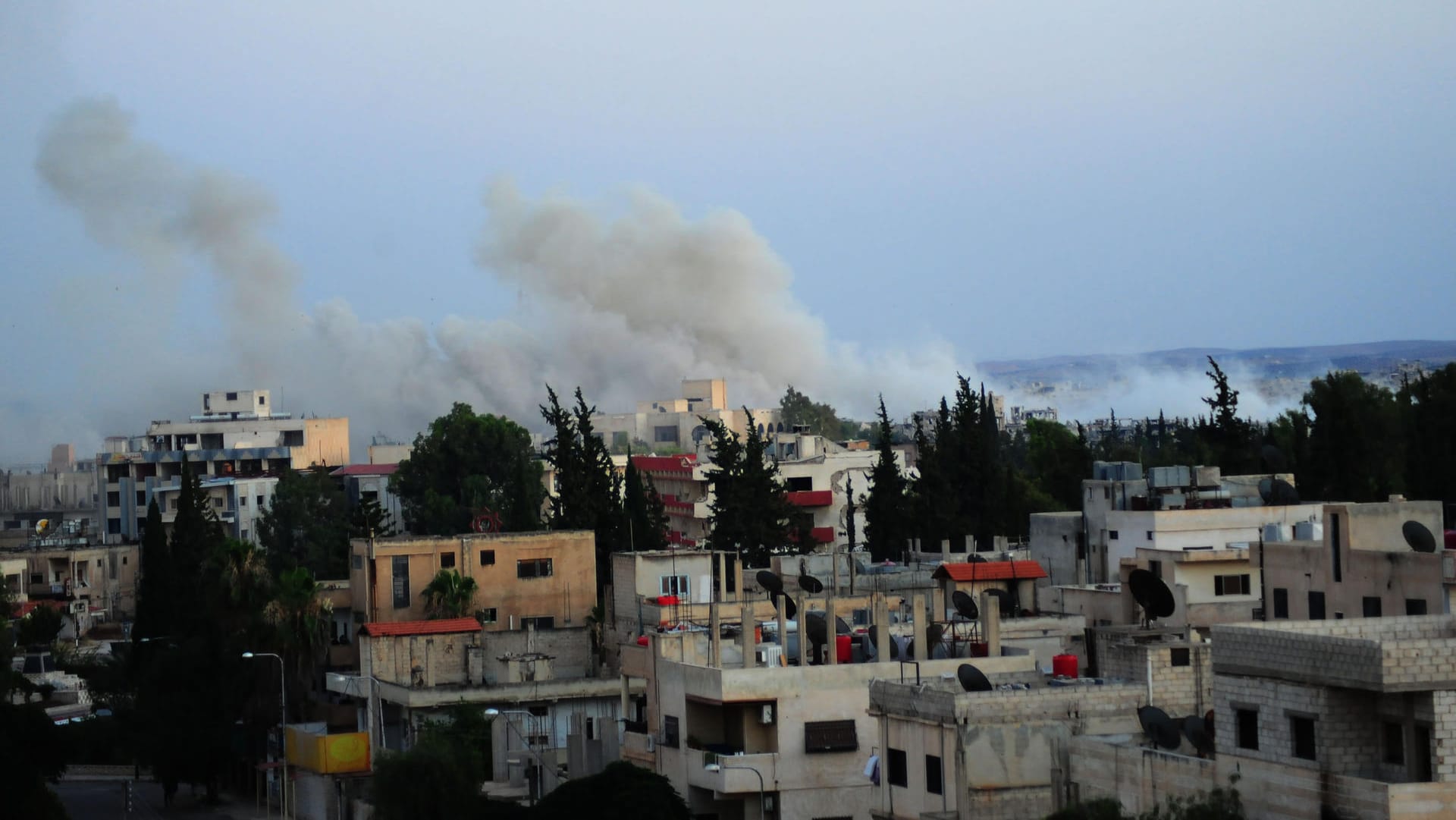 Rauch über Daraa: Seit dem 19. Juni läuft eine Offensive der syrischen Armee und russischer Einheiten gegen die von Rebellen gehaltene Provinz. Rauch über Daraa: Seit dem 19. Juni läuft eine Offensive der syrischen Armee und russischer Einheiten gegen die von Rebellen gehaltene Provinz.
