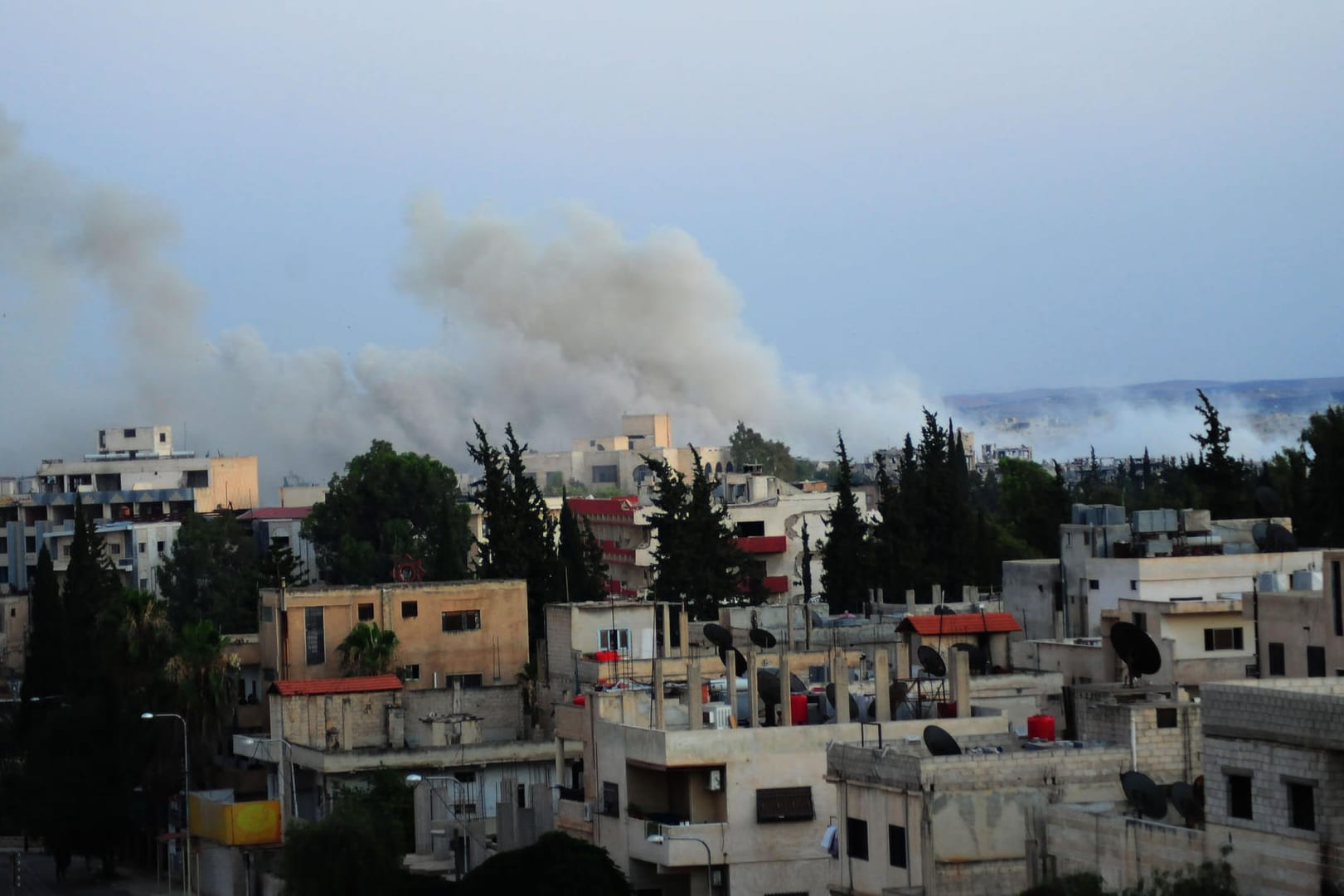 Rauch über Daraa: Seit dem 19. Juni läuft eine Offensive der syrischen Armee und russischer Einheiten gegen die von Rebellen gehaltene Provinz.