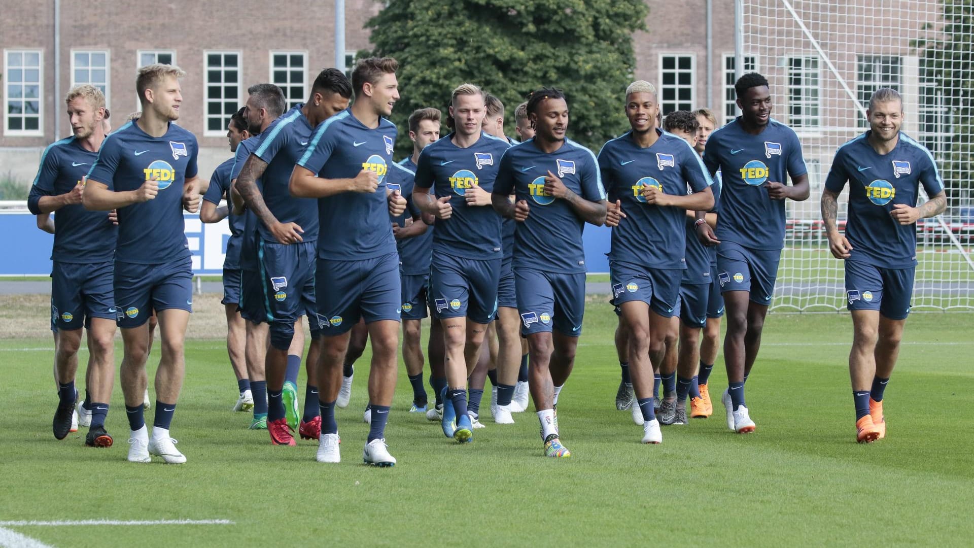 Die Herthaner beim Trainingsauftakt: Das erste Testspiel gegen den RSV Eintracht gewannen die Berliner mit 7:0.