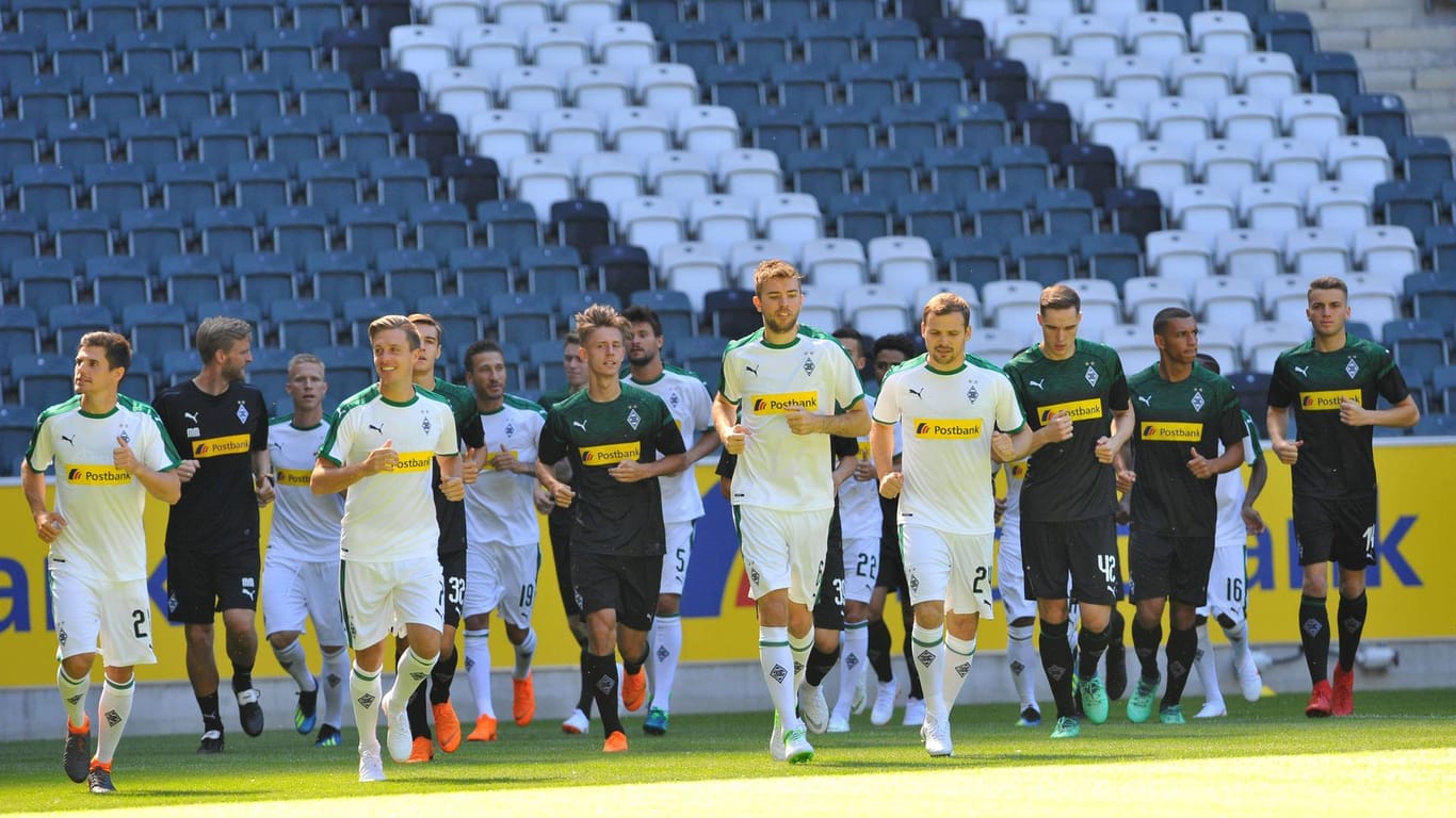 Trainingsauftakt von Borussia Mönchengladbach: Vor dem Training wurden die neuen Trikots vorgestellt.