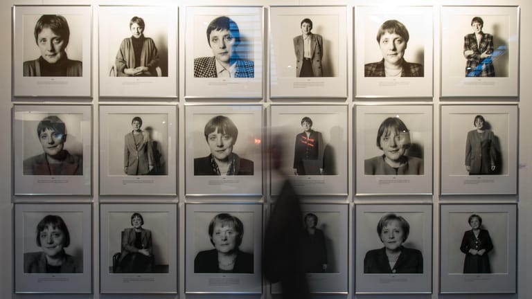 Porträts der jungen Merkel: Ausstellung der Fotografin Herlinde Koelbl bei einer Kunstmesse in Karlsruhe.