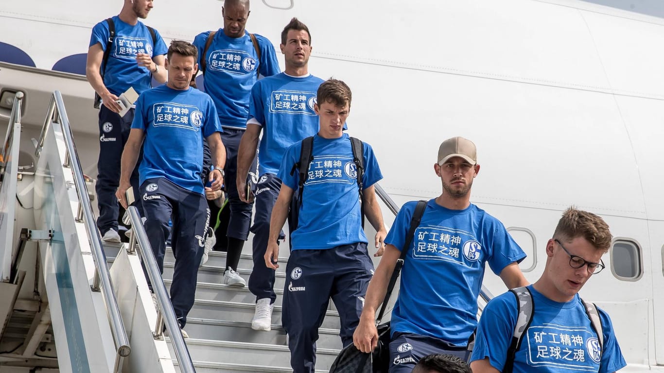 Der FC Schalke 04 bei der Ankunft in Shanghai: Die Gelsenkirchener haben ihr Trainingslager in China.