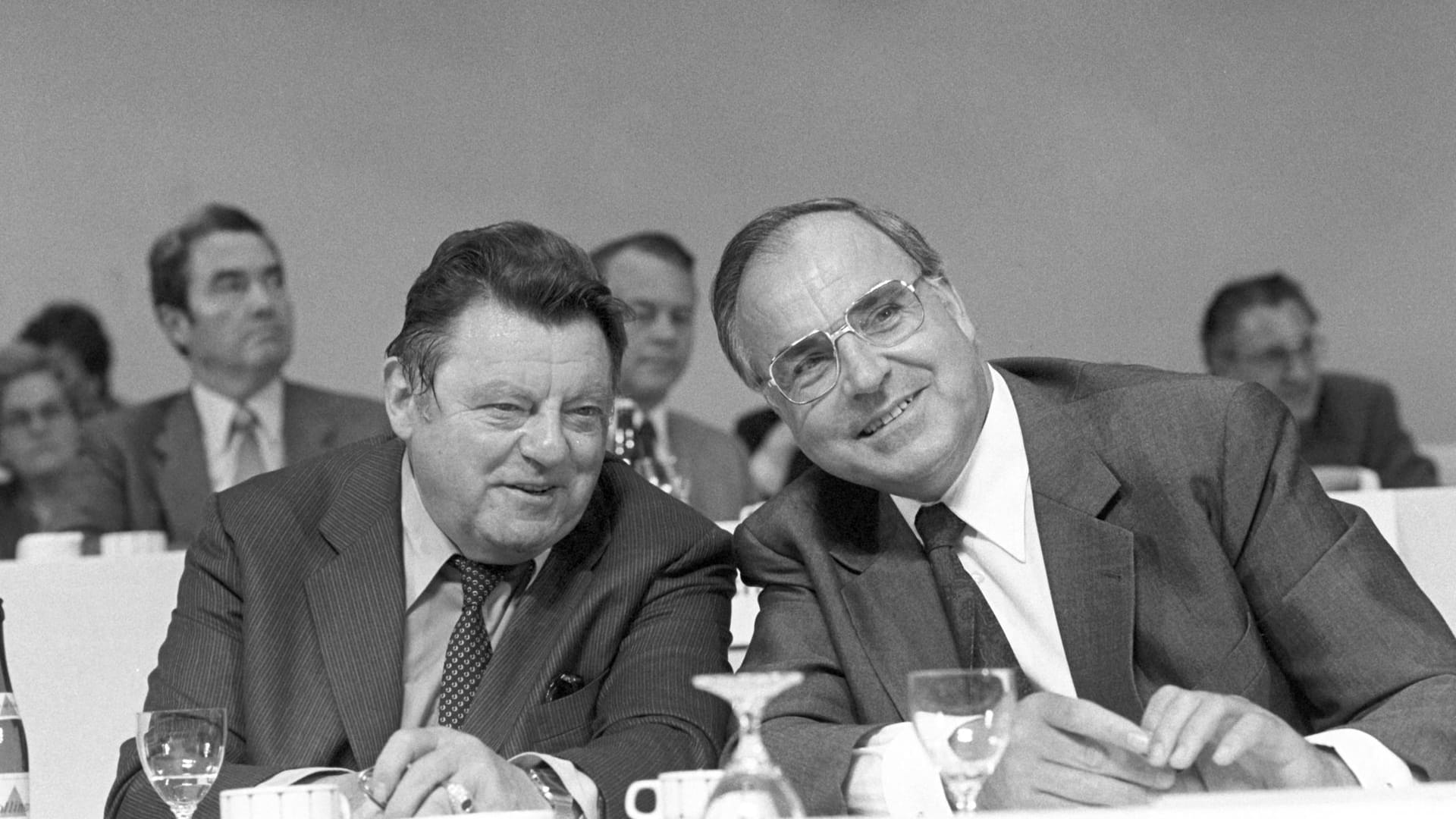 Einträchtig wie selten: Franz Josef Strauß (l.) und Helmut Kohl bei einem Wahlkampfauftritt im August 1980 in Mannheim.