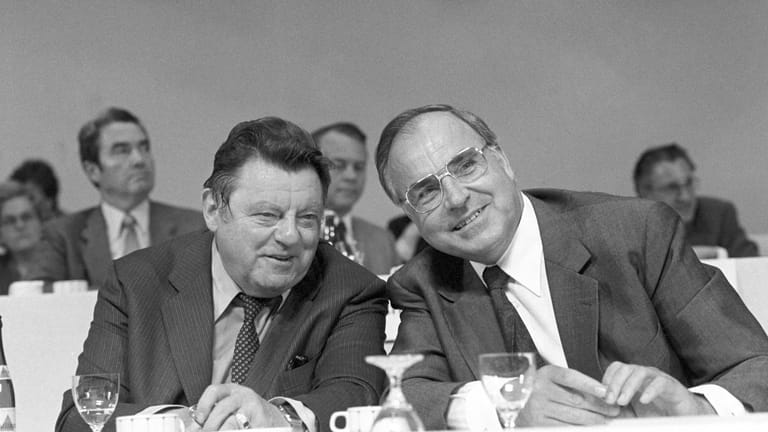 Einträchtig wie selten: Franz Josef Strauß (l.) und Helmut Kohl bei einem Wahlkampfauftritt im August 1980 in Mannheim.