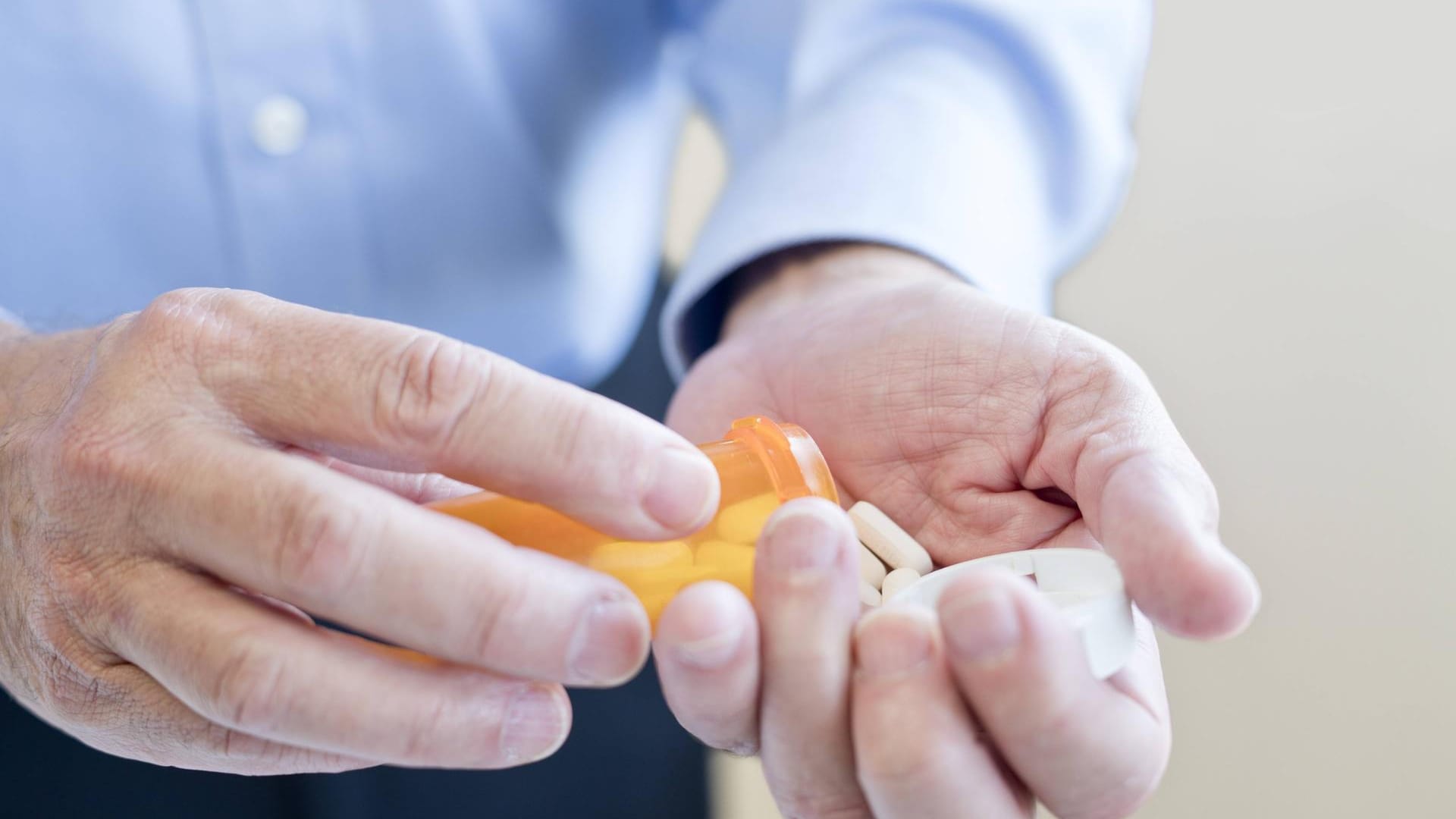 Mann mit Tabletten