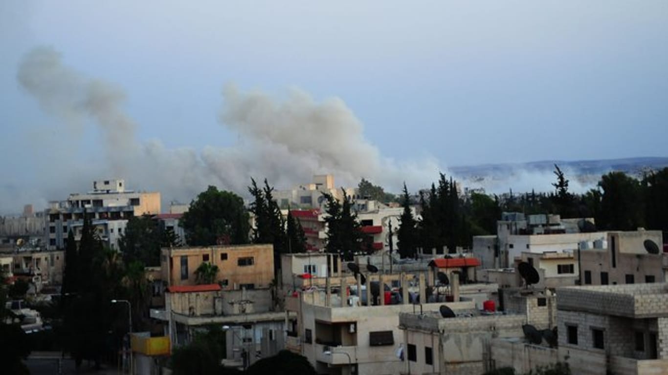 Daraa: Rauch steigt auf über einem von Rebellen gehaltenen Gebiets nach dem Beschuss durch die syrische Armee.