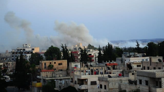 Daraa: Rauch steigt auf über einem von Rebellen gehaltenen Gebiets nach dem Beschuss durch die syrische Armee. Daraa: Rauch steigt auf über einem von Rebellen gehaltenen Gebiets nach dem Beschuss durch die syrische Armee.