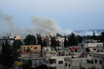 Daraa: Rauch steigt auf über einem von Rebellen gehaltenen Gebiets nach dem Beschuss durch die syrische Armee.