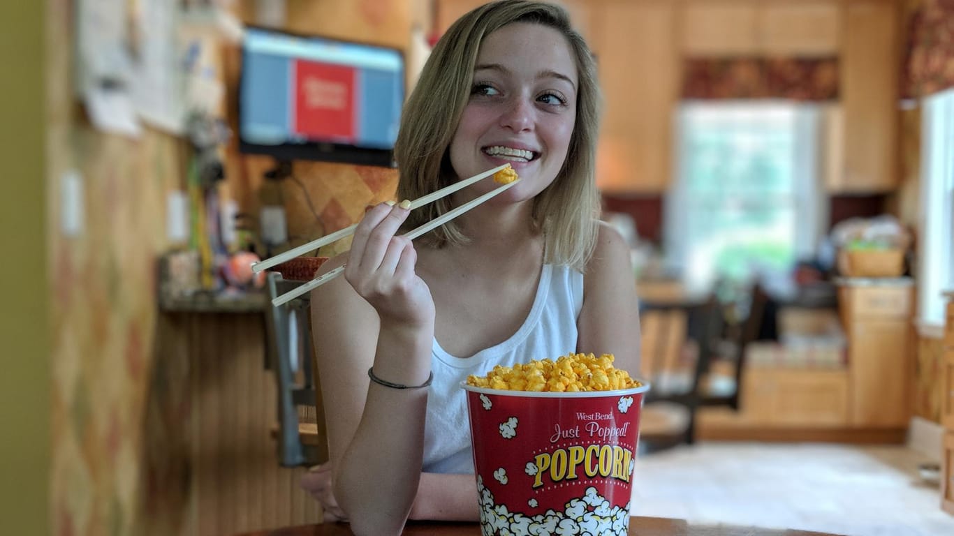Popcorn mit Stäbchen essen: Einer amerikanischen Studie zufolge machen außergewöhnliche Methoden das Alltägliche wieder besonders.