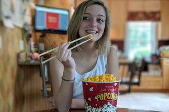 Popcorn mit Stäbchen essen: Einer amerikanischen Studie zufolge machen außergewöhnliche Methoden das Alltägliche wieder besonders.