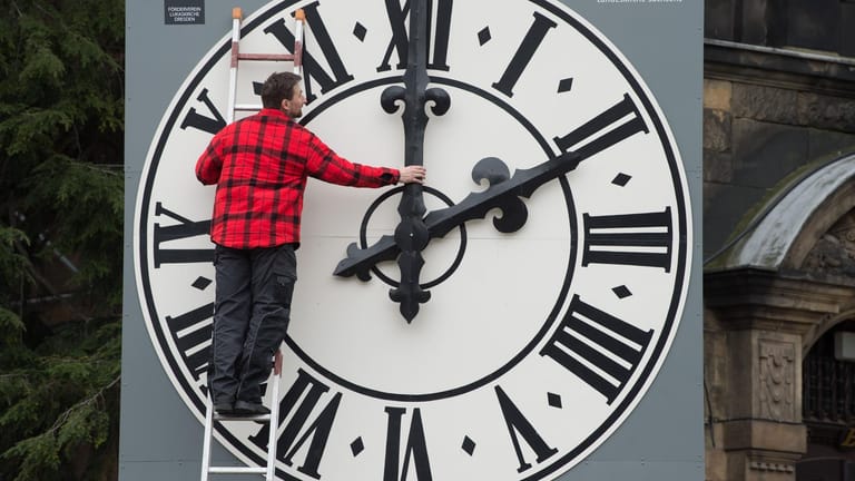 Ein Uhrentechniker kontrolliert die Mechanik einer Kirchturmuhr in Dresden: Schafft die Europäische Union die Zeitumstellung ab? Alle Bürger können nun abstimmen.