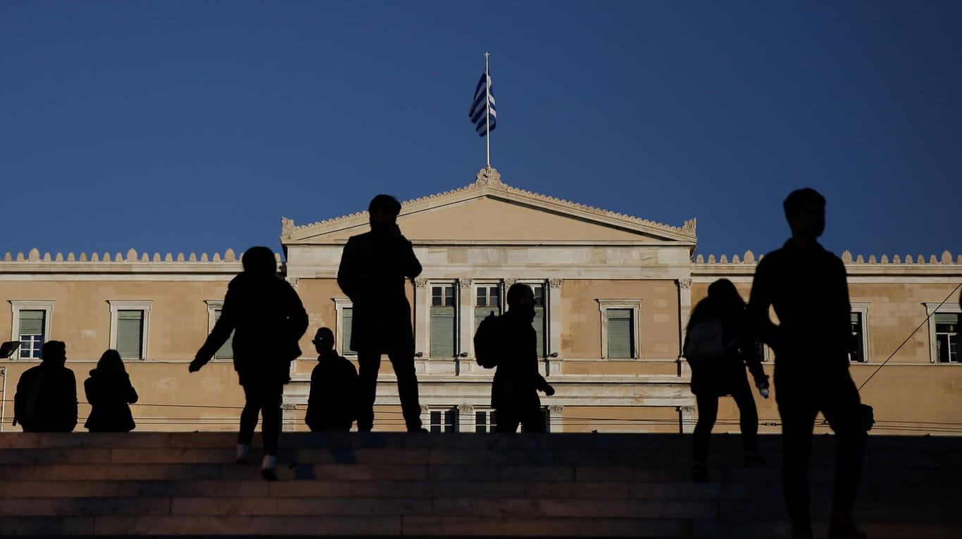 Griechisches Parlament in Athen: Der hellenische Schuldenberg ist noch immer gewaltig.