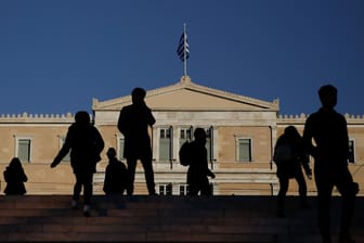 Griechisches Parlament in Athen: Der hellenische Schuldenberg ist noch immer gewaltig.