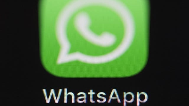 Das Logo der Messenger-App WhatsApp ist auf dem Bildschirm eines iPhones zu sehen.