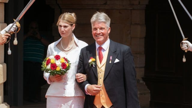 Prinzessin Stephanie von Sachsen-Coburg und Gotha und ihr Mann Jan Stahl kommen nach ihrer Trauung aus Schloss Friedenstein. Prinzessin Stephanie von Sachsen-Coburg und Gotha und ihr Mann Jan Stahl kommen nach ihrer Trauung aus Schloss Friedenstein.