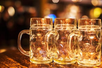 Leere Bierkrüge: In Norwegen musste eine Brauerei schon schließen.