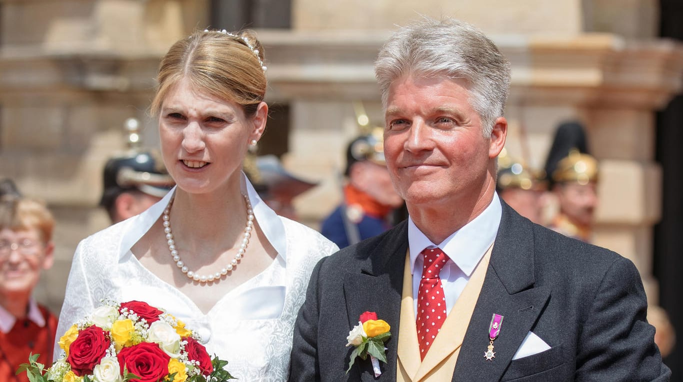 Glücklich: Prinzessin Stephanie von Sachsen-Coburg und Gotha und ihr Mann Jan Stahl kommen nach ihrer Trauung aus Schloss Friedenstein.