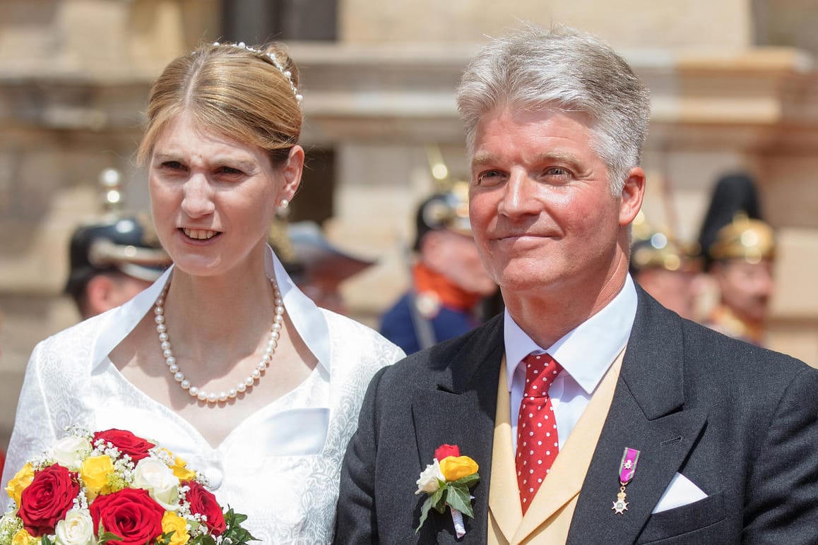 Glücklich: Prinzessin Stephanie von Sachsen-Coburg und Gotha und ihr Mann Jan Stahl kommen nach ihrer Trauung aus Schloss Friedenstein.