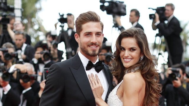 Der deutsche Fußballtorwart Kevin Trapp und das brasilianische Model Izabel Goulart sind verlobt. Der deutsche Fußballtorwart Kevin Trapp und das brasilianische Model Izabel Goulart sind verlobt.