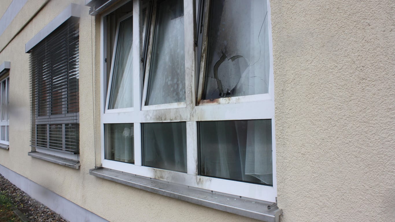 Der Brandsatz traf ein Fenster des Flüchtlingsheims im Erdgeschoss: Der Haupttäter ist nun zu viereinhalb Jahren verurteilt worden – allerdings nicht wegen Mordversuchs.