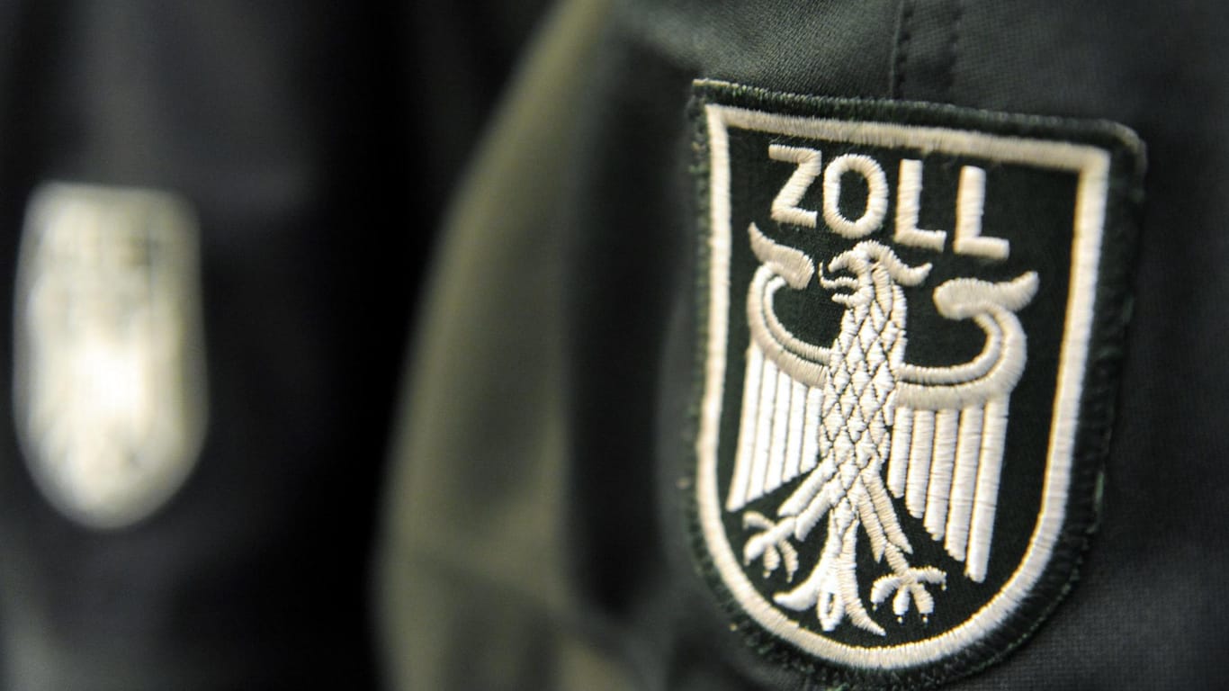 Zolleinsatz in Essen: Ein Zollwappen an einer Uniformjacke.