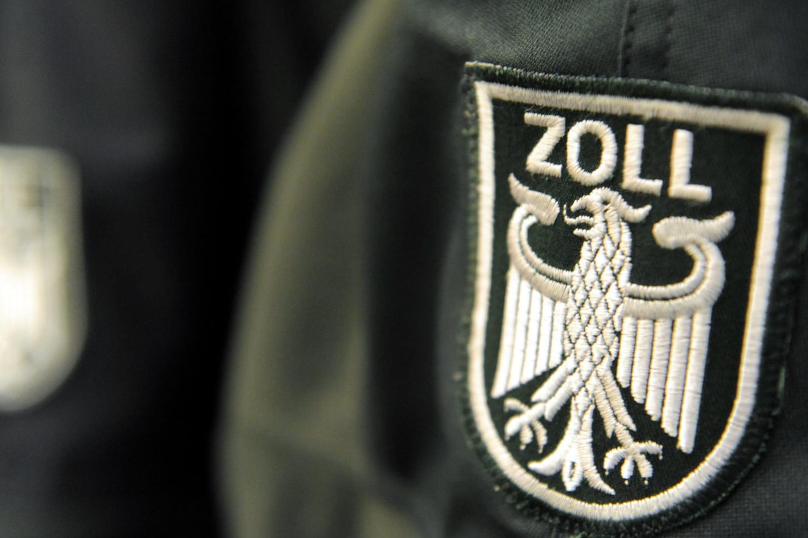 Zolleinsatz in Essen: Ein Zollwappen an einer Uniformjacke.