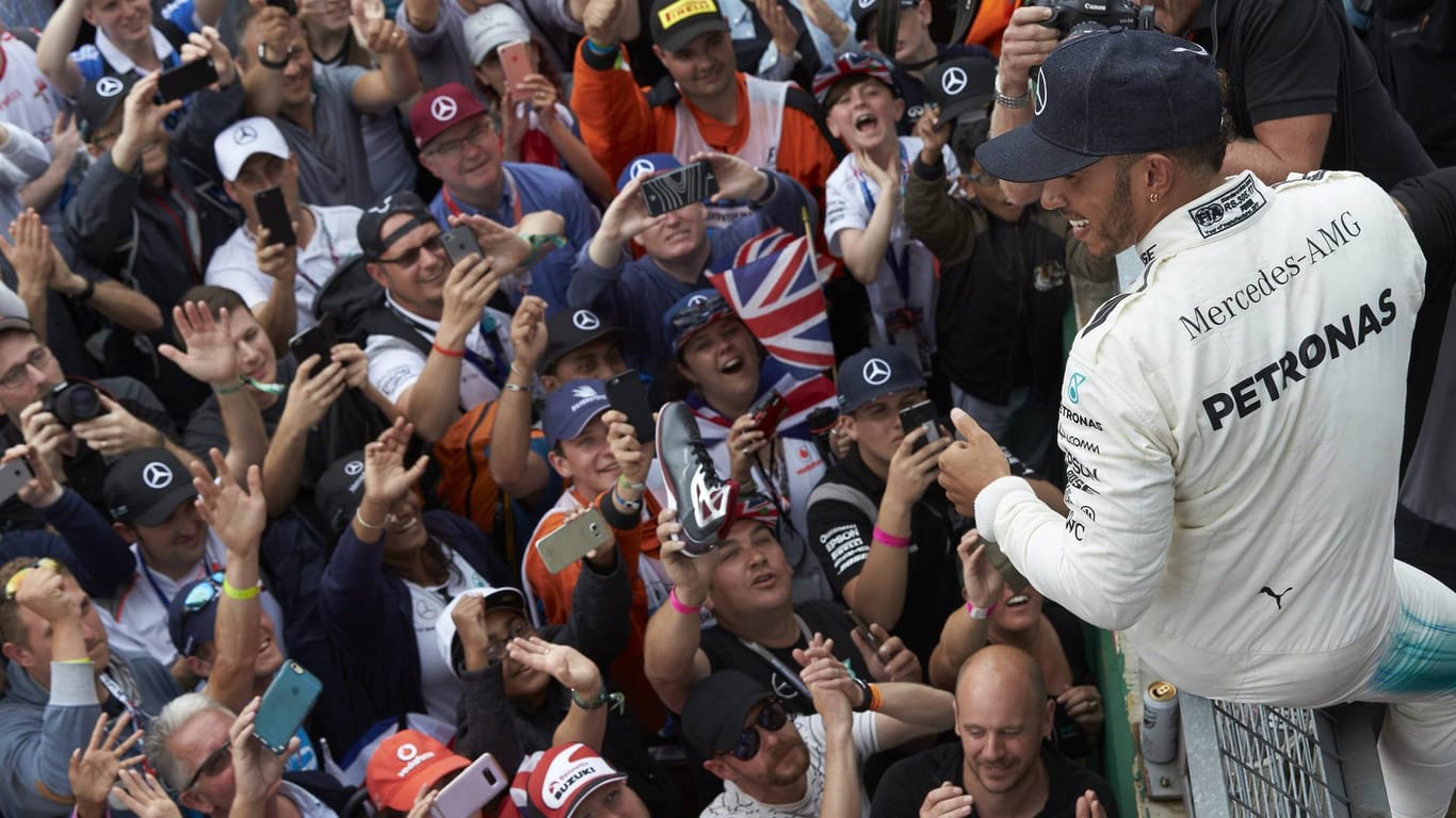 Lewis Hamilton lässt sich nach seinem Sieg in Silverstone feiern.