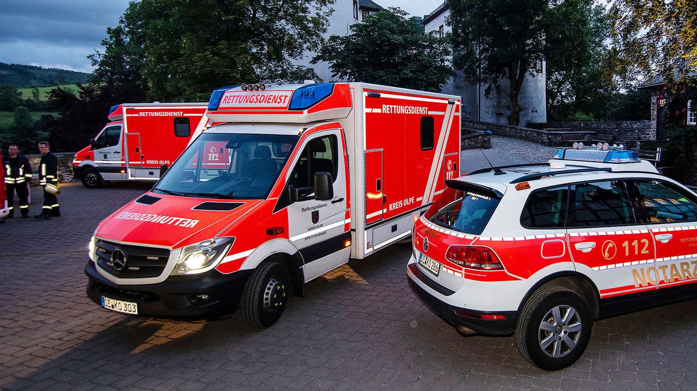 Mehrere Rettungswagen: In Mülheim gab es einen Großeinsatz, nachdem zahlreiche Schüler im Sportunterricht über Übelkeit klagten. (Archivbild)