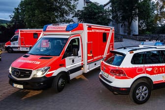 Mehrere Rettungswagen: In Mülheim gab es einen Großeinsatz, nachdem zahlreiche Schüler im Sportunterricht über Übelkeit klagten. (Archivbild)