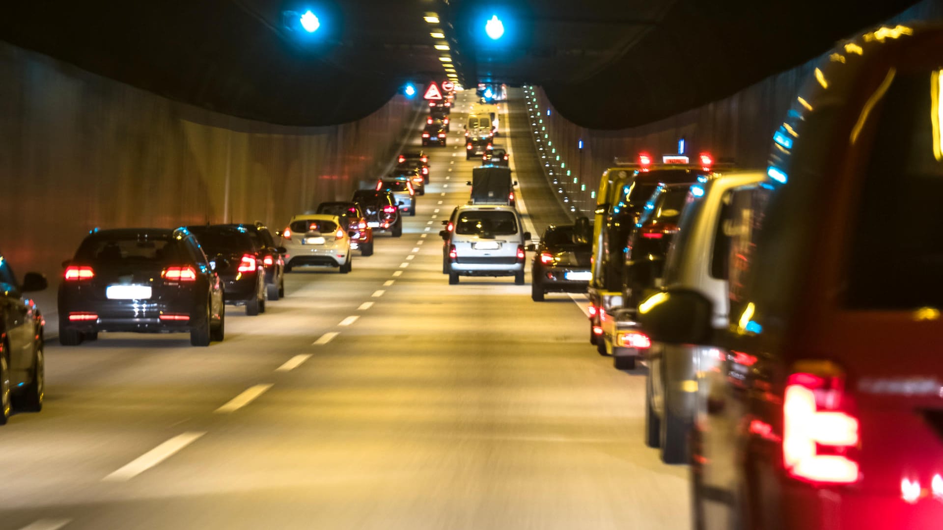 Autos im Elbtunnel: An zwei Nächten im Juli können Autofahrer den Tunnel nicht passieren.