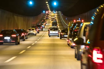 Autos im Elbtunnel: An zwei Nächten im Juli können Autofahrer den Tunnel nicht passieren.