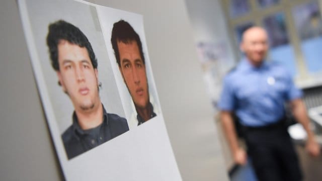 Fahndungsfotos von Anis Amri auf einem Polizeirevier. Fahndungsfotos von Anis Amri auf einem Polizeirevier.